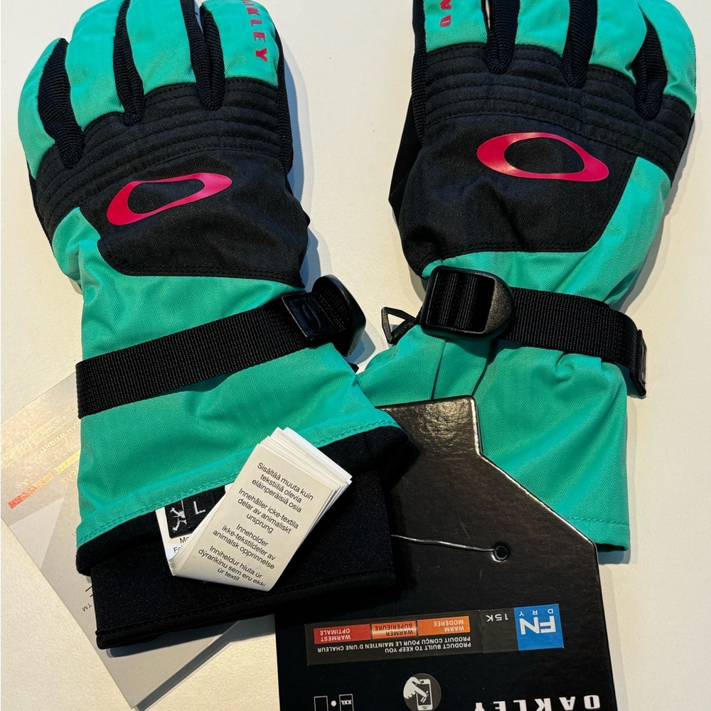 Oakley Adjustable Gloves insulated size L - new with tags.